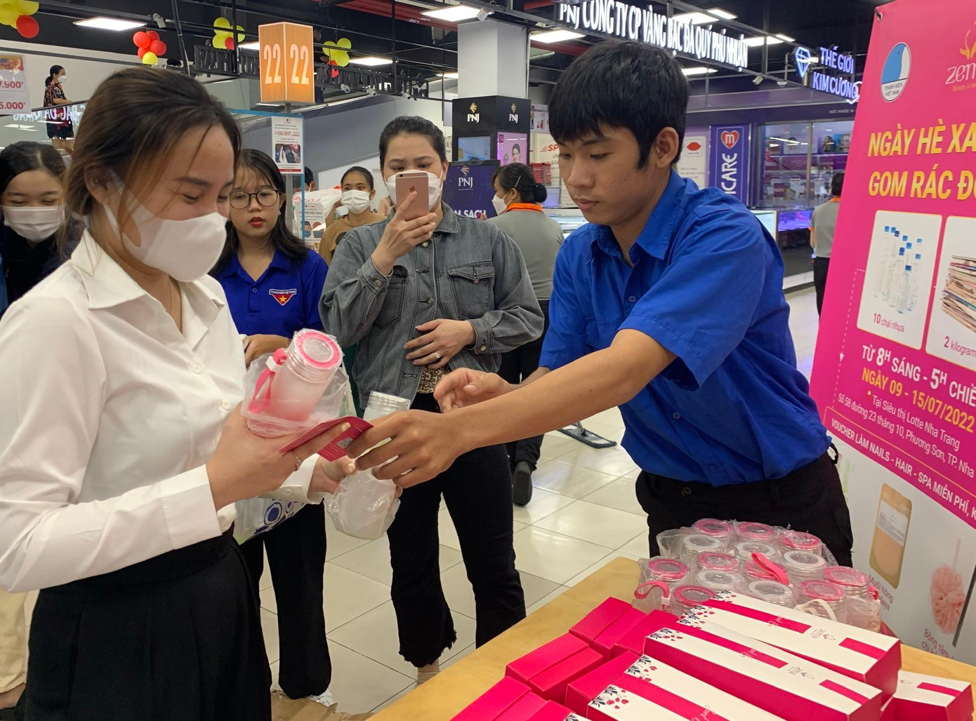 Chị Trần Thị Vân Trang hào hứng đổi rác nhận quà tại chương trình. Ảnh THỤC HIỀN.