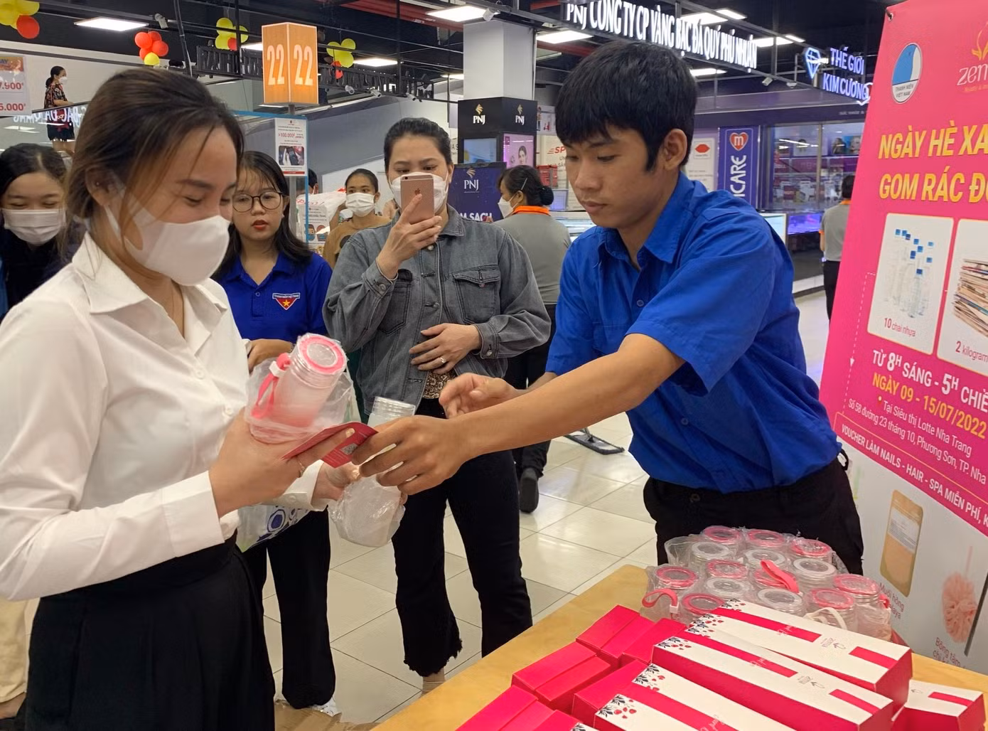 Chị Trần Thị Vân Trang hào hứng đổi rác nhận quà tại chương trình. Ảnh THỤC HIỀN.