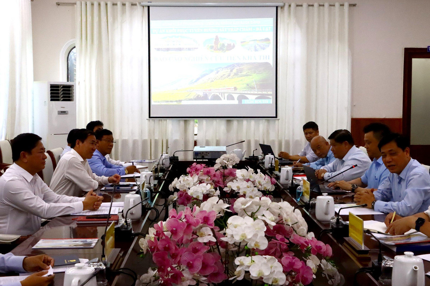 Chủ tịch UBND tỉnh Ninh Thuận Trần Quốc Nam (bìa trái) làm việc với đoàn công tác của Bộ GTVT về việc khôi phục tuyến đường sắt răng cưa Tháp Chàm - Đà Lạt. Ảnh L.H Chủ tịch UBND tỉnh Ninh Thuận Trần Quốc Nam (bìa trái) làm việc với đoàn công tác của Bộ GTVT về việc khôi phục tuyến đường sắt răng cưa Tháp Chàm - Đà Lạt. Ảnh L.H