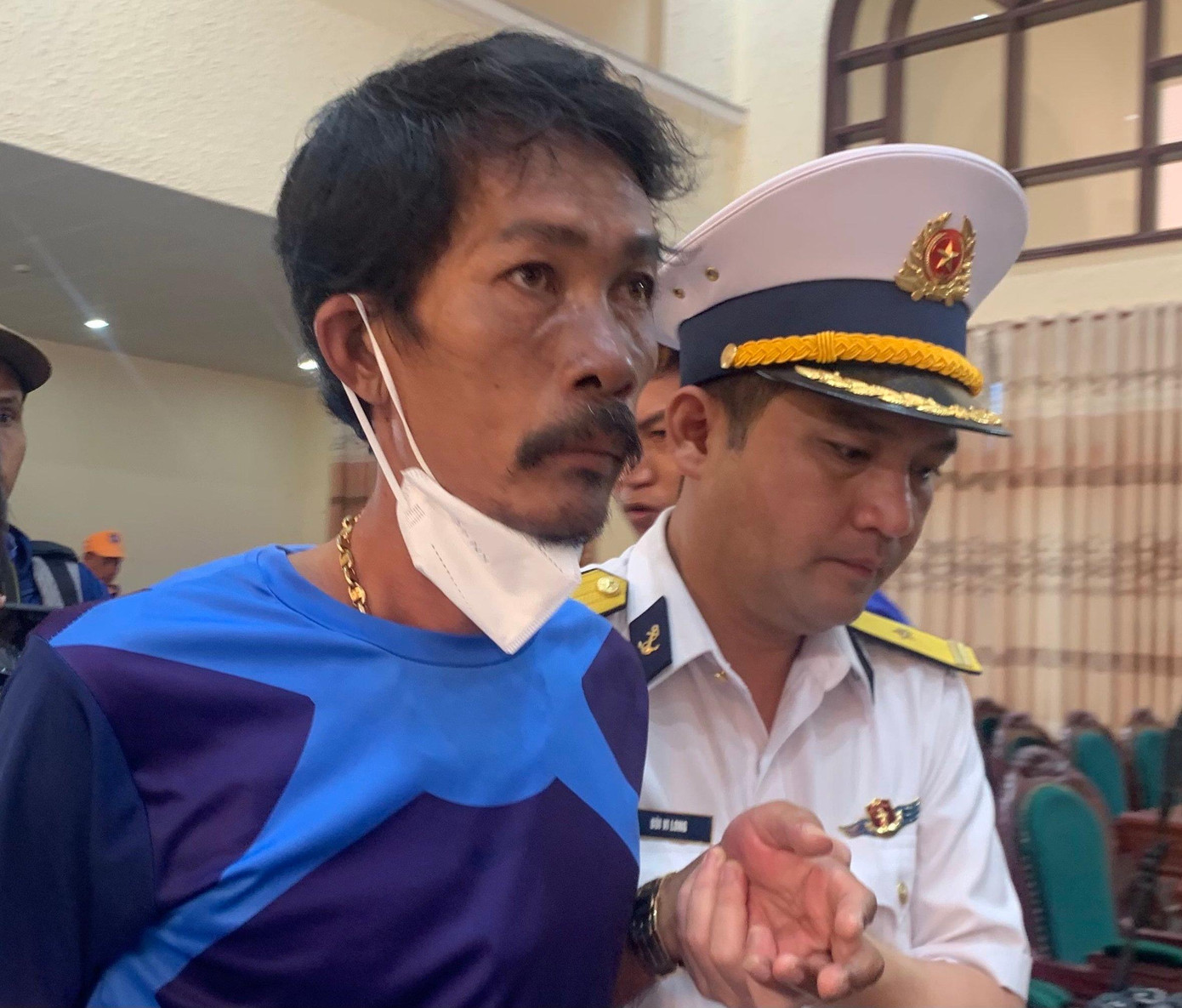 Thuyền trưởng Bùi Văn Toàn được cán bộ Vùng 4 Hải quân dìu đi. Ảnh T.H