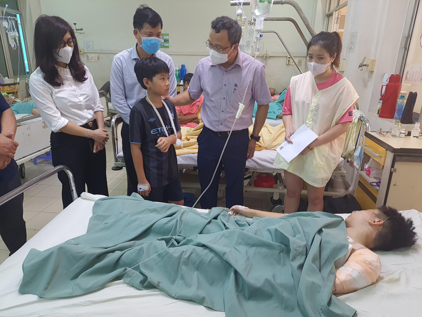 Ông Khuất Việt Hùng (thứ 2 từ phải sang) thăm hỏi nạn nhân bị thương vụ tai nạn giao thông ở Khánh Hoà