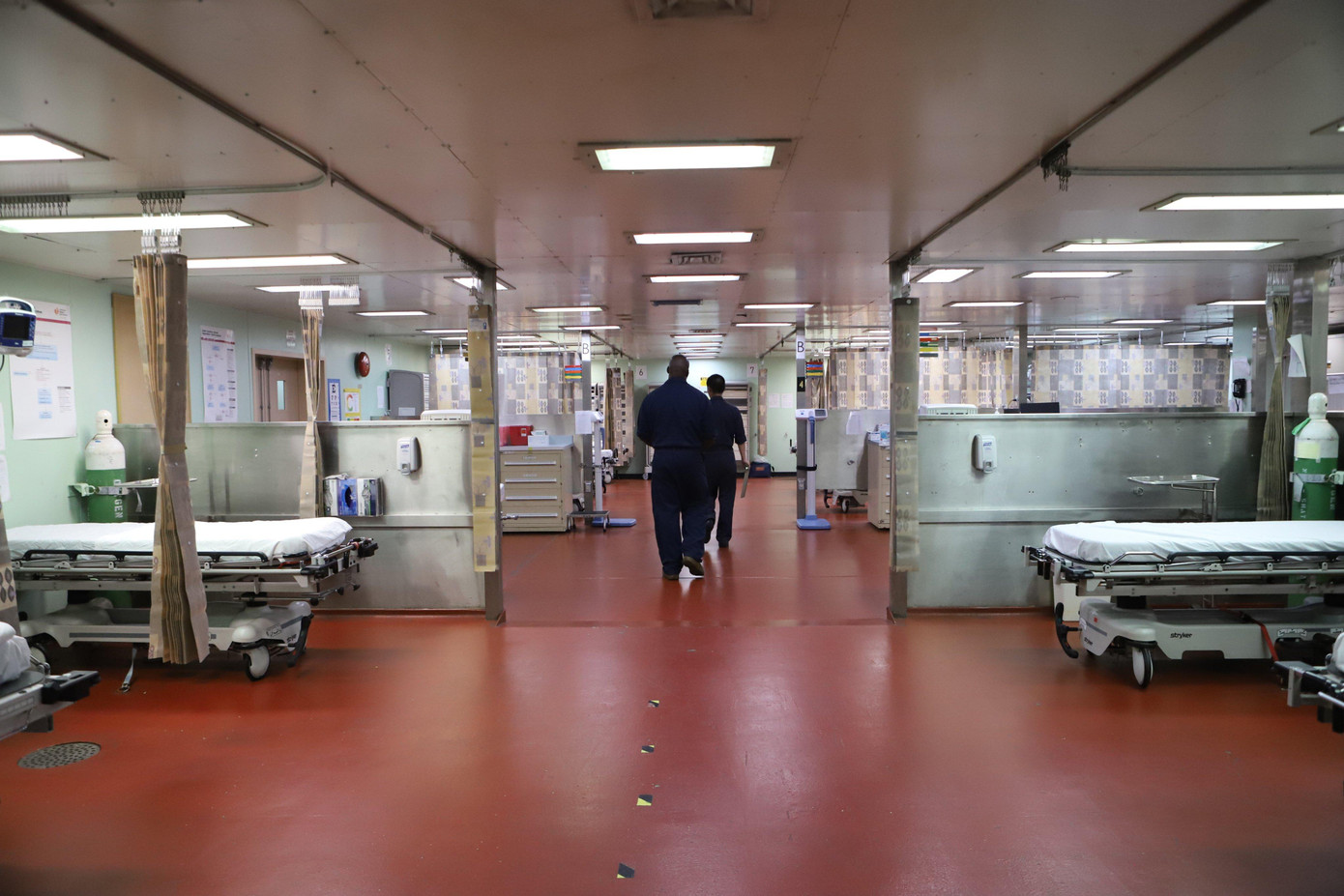 Sau khi phẫu thuật, bệnh nhân sẽ được chuyển đến phòng hồi sức tích cực. Trên tàu có tất cả 4 phòng hồi sức tích cực với sức chứa cùng lúc lên đến 120 bệnh nhân. Ảnh phòng hồi sức tích cực của tàu. Sau khi phẫu thuật, bệnh nhân sẽ được chuyển đến phòng hồi sức tích cực. Trên tàu có tất cả 4 phòng hồi sức tích cực với sức chứa cùng lúc lên đến 120 bệnh nhân. Ảnh phòng hồi sức tích cực của tàu.