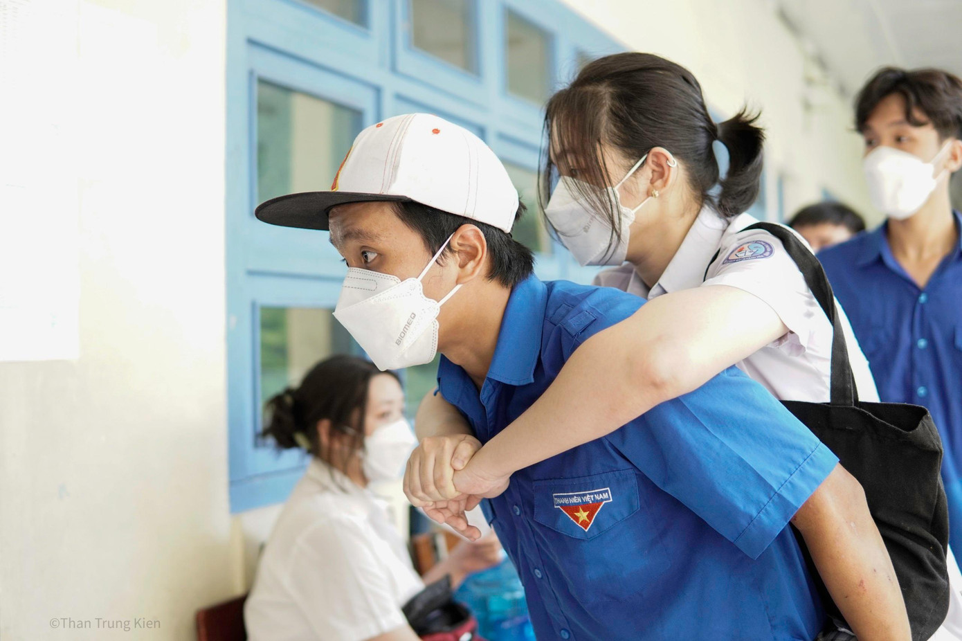 Nữ thí sinh được anh Trần Kỳ Phong cõng vào phòng thi