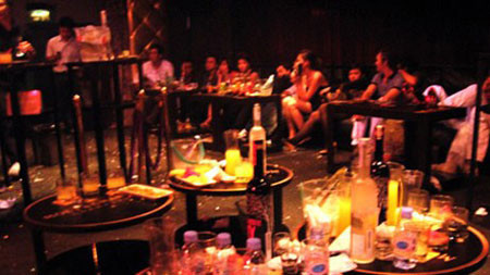 Đi bar cũng được trả tiền. Đi bar cũng được trả tiền