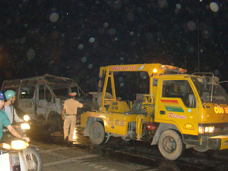 Xe cứu hỏa và xe cứu hộ được điều động đến để giải quyết vụ việc