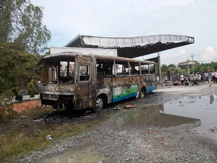 Đang trong trạm xăng, chiếc xe buýt bị cháy rụi ảnh 2