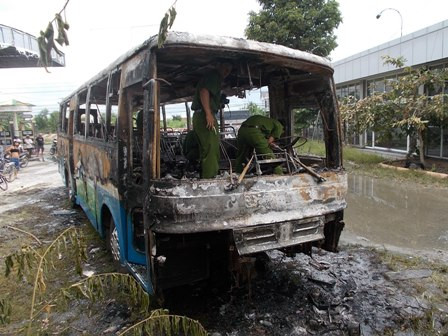 Đang trong trạm xăng, chiếc xe buýt bị cháy rụi ảnh 3