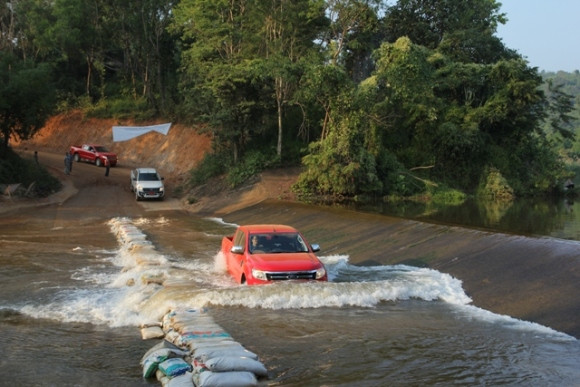 Trải nghiệm khả năng lội nước của Ford Ranger mới