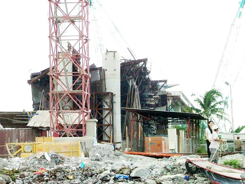Hiện trường vụ sập hai nhịp cầu Cần Thơ vẫn còn ngổn ngang Ảnh: Sáu Nghệ