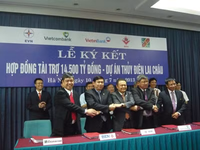 Đại diện lãnh đạo 4 NH ký kết cho EVN vay 14.500 tỷ đồng chiều 10/7. Ảnh: Phong Cầm