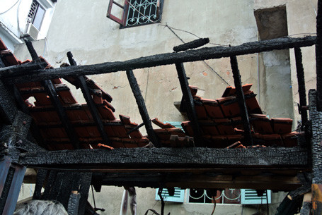 Mái nhà gỗ còn lại sau đám cháy 