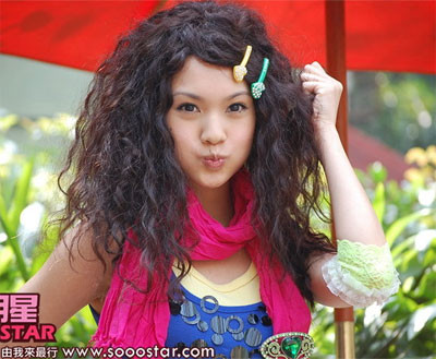 "Giáo chủ khả ái" biến thành công chúa với kiểu tóc dài xoăn nhẹ Và trở nên cá tính với kiểu đầu "sứa" Năng động và trẻ trung khi để tóc ngắn Kiểu đầu xoăn xù đầy quyến rũ và mê hoặc Đẹp dịu dàng với mái tóc suôn dài cổ điển Nhí nhảnh với kiểu tóc tết hai bên Kiểu tóc thẳng làm xoăn ở chân ôm gọn khuôn mặt Phô diễn gương mặt thanh tú với phần mái được cặp gọn Đẹp kiêu sa với kiểu tóc búi đơn giản kết hợp với hoa gài tóc bản to Và "mặn mà" hơn với kiểu tóc búi mái lệch