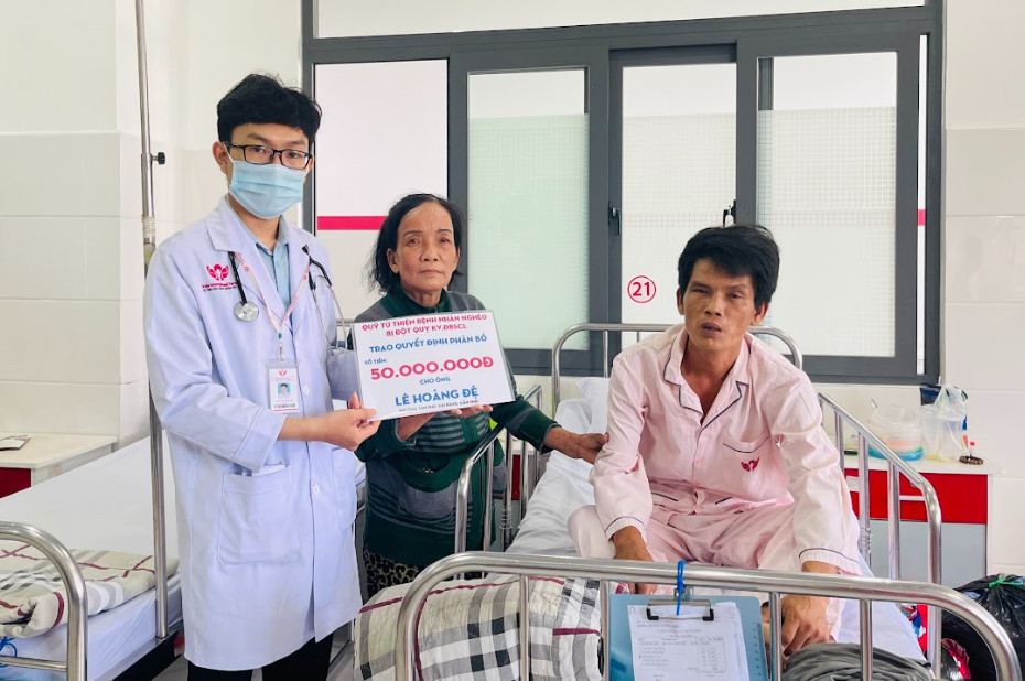 Đại diện quỹ từ thiện trao quyết định phân bổ tiền hỗ trợ các hoàn cảnh khó khăn