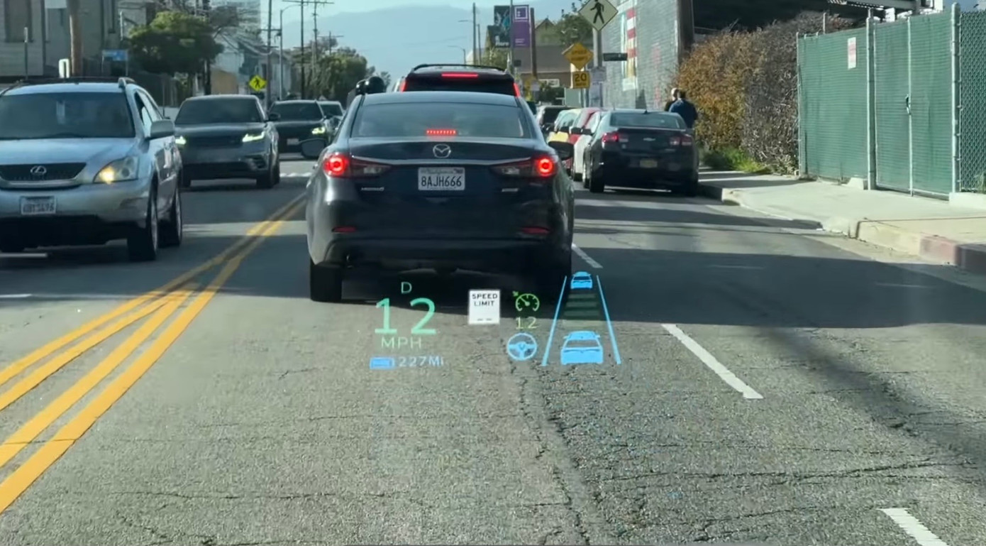 Màn hình HUD và các công nghệ thông minh được trang bị trên VF 8 đã gây ấn tượng mạnh với chuyên gia xe điện người Mỹ.