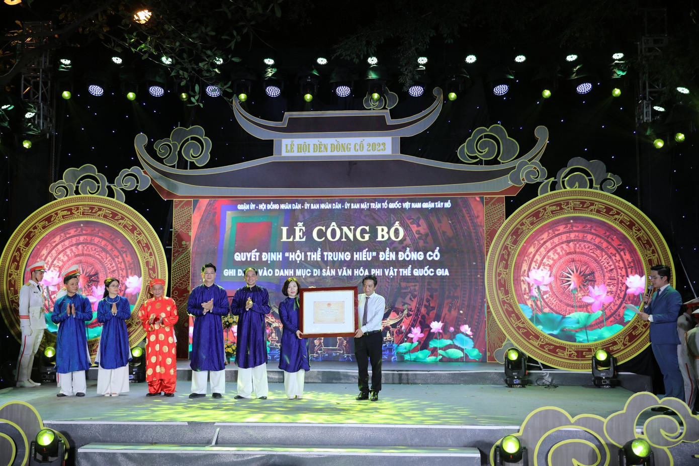 Thứ trưởng Bộ Văn hóa – Thể thao và Du lịch Hoàng Đạo Cương trao Quyết định công nhận Hội thề Trung hiếu đề Đồng Cổ là Di sản văn hóa phi vật thể Quốc gia. Ảnh: Thanh Tùng Thứ trưởng Bộ Văn hóa – Thể thao và Du lịch Hoàng Đạo Cương trao Quyết định công nhận Hội thề Trung hiếu đề Đồng Cổ là Di sản văn hóa phi vật thể Quốc gia. Ảnh: Thanh Tùng