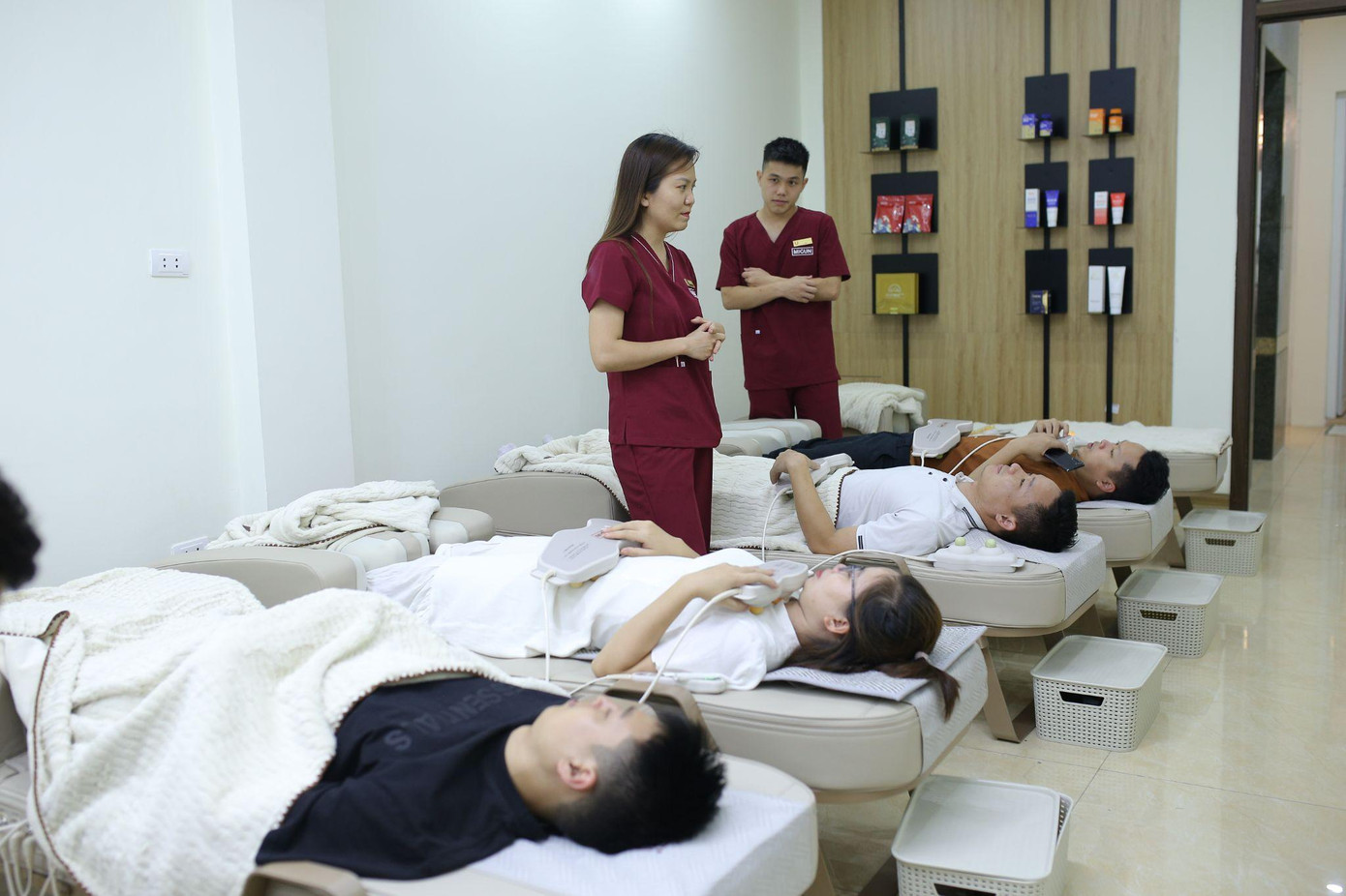 Khách hàng trải nghiệm thiết bị Re:bone_MH01 - Máy trị liệu nhiệt của Migun Life