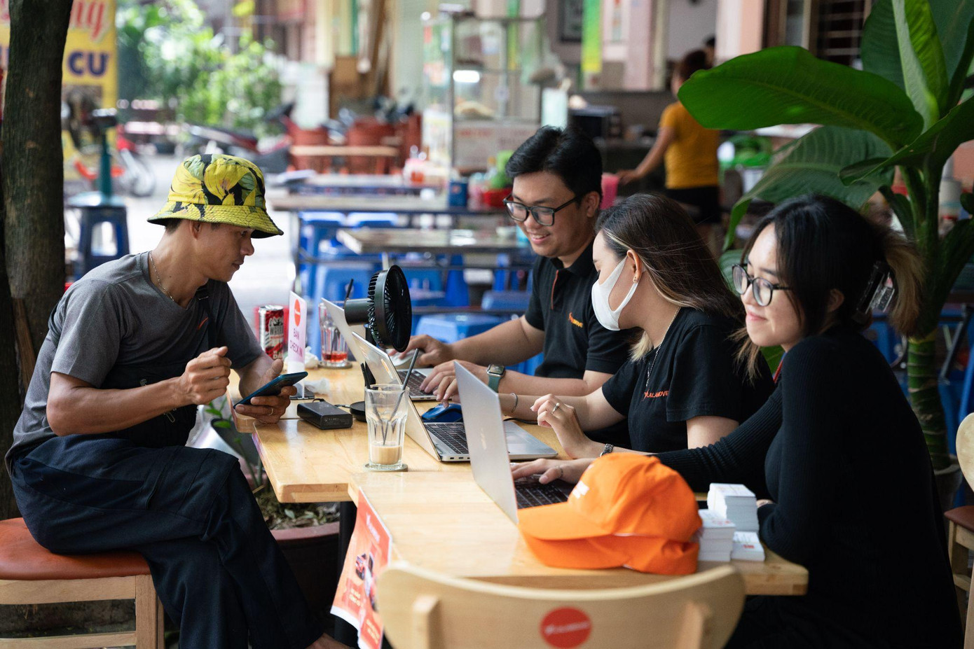 Nhiều tài xế tự do đến tham gia để tìm hiểu thêm và đăng ký trở thành đối tác tài xế Lalamove.