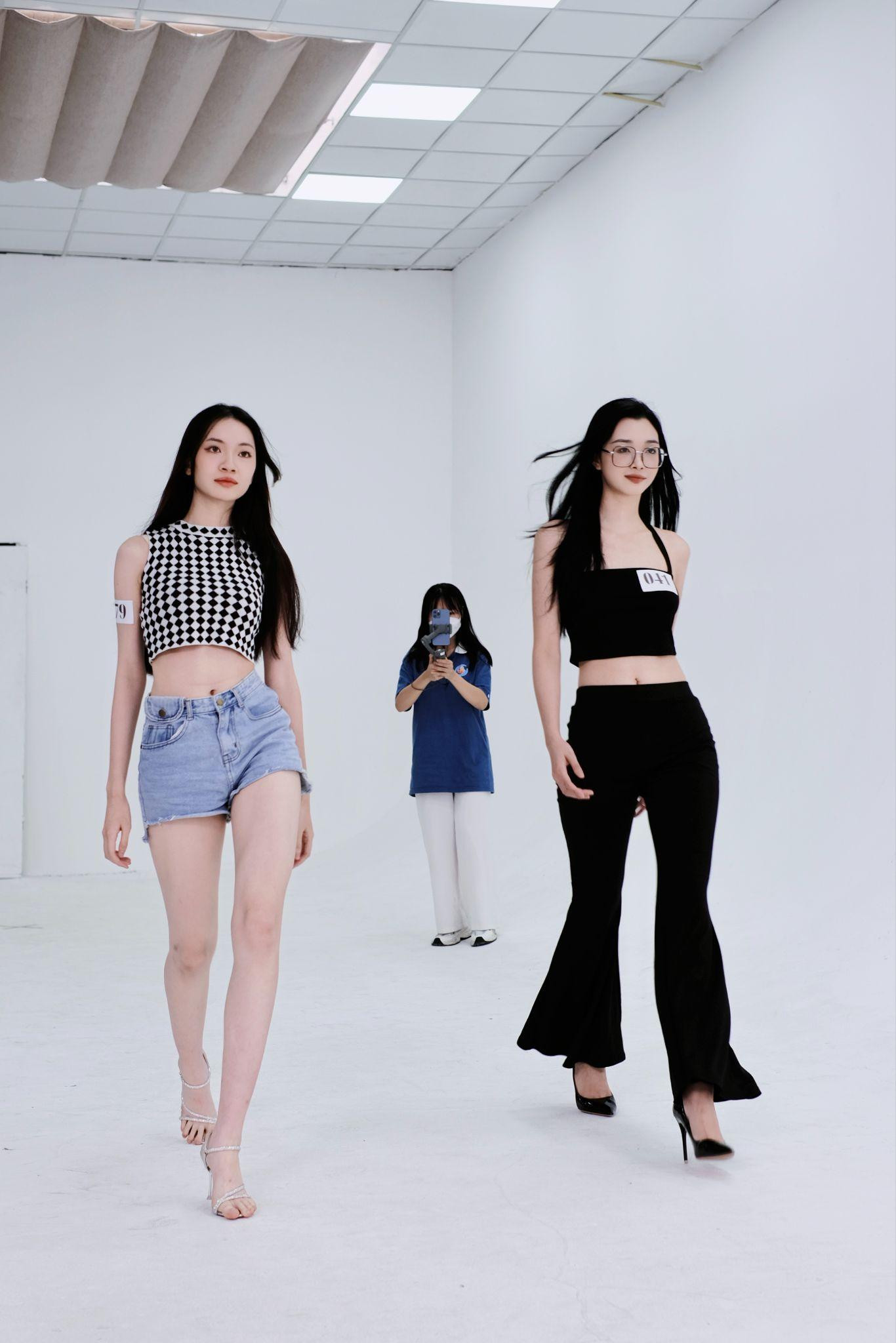 Những bước catwalk thần thái và chuyên nghiệp của thí sinh tại buổi tuyển chọn Những bước catwalk thần thái và chuyên nghiệp của thí sinh tại buổi tuyển chọn