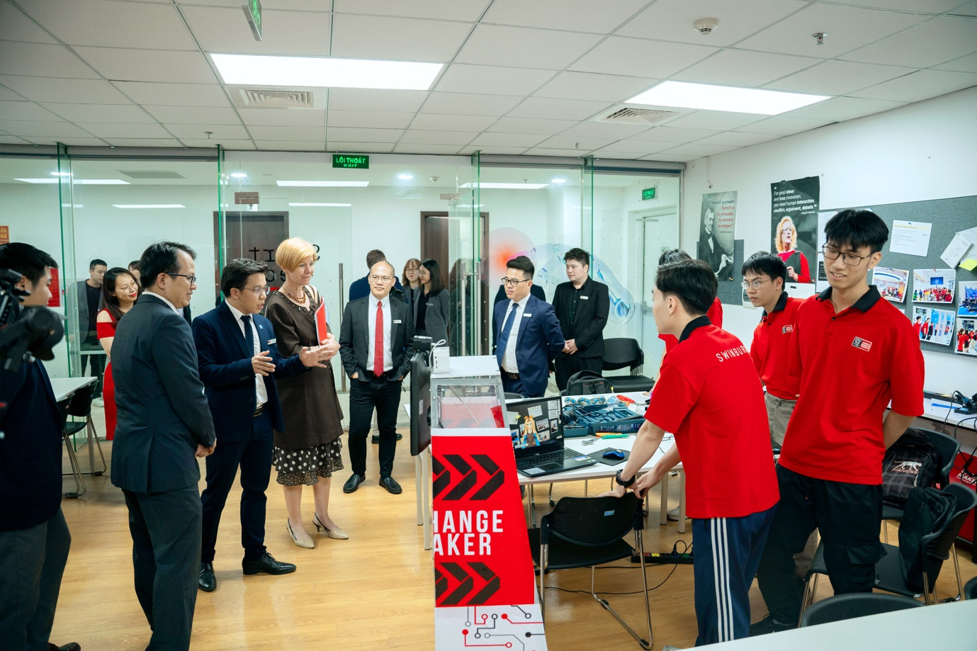 Giáo sư Pascale Quester tham quan Innovation Lab