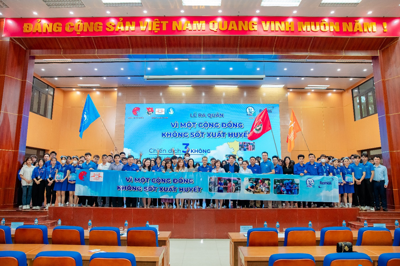 Đại diện công ty Rohto cùng Ban Lãnh Đạo Thanh Niên Việt Nam chụp hình ra quân chiến dịch VÌ MỘT CỘNG ĐỒNG KHÔNG SỐT XUẤT HUYẾT.