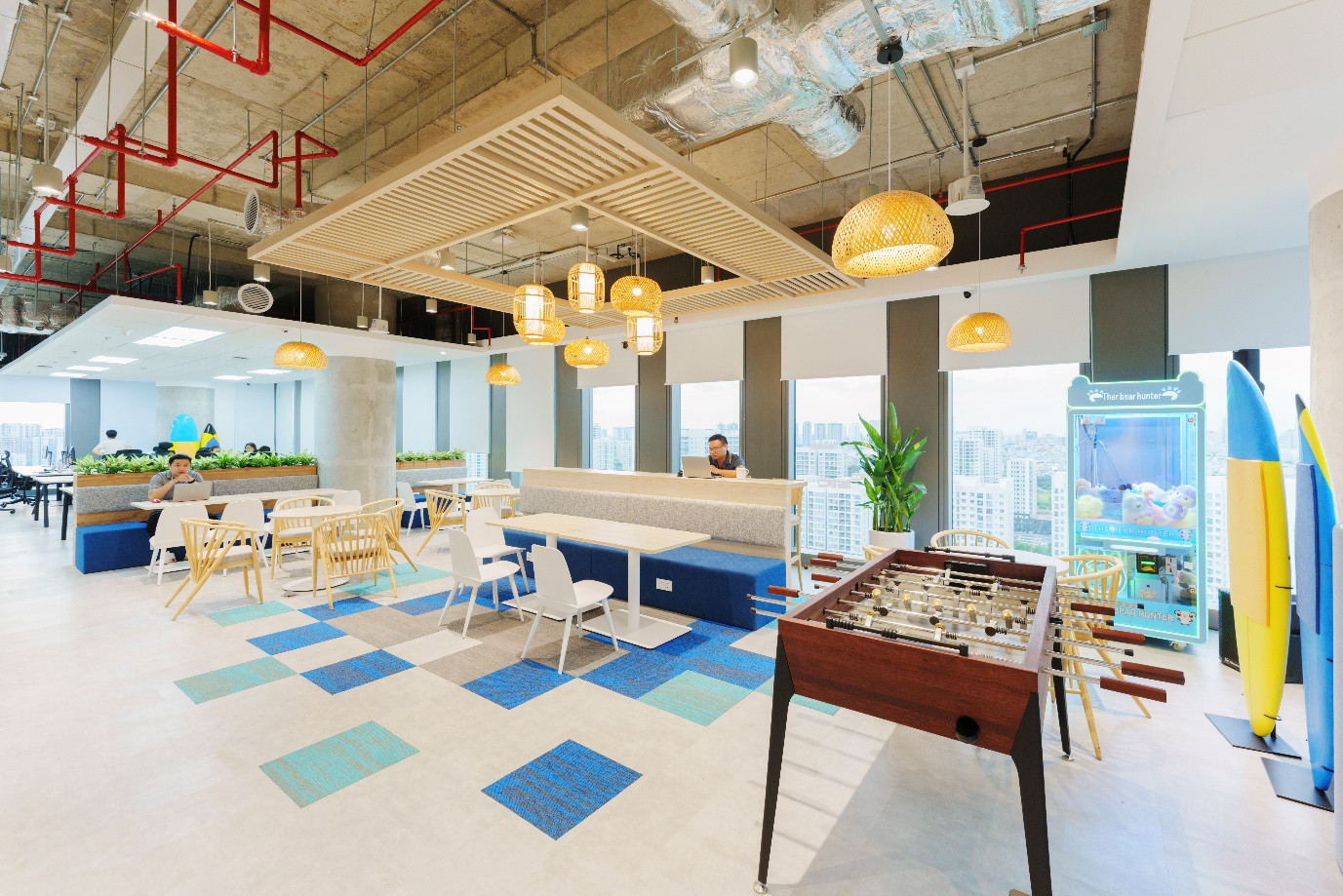 Mỗi tầng sẽ được thiết kế theo chủ đề riêng, đồng bộ cho tất cả các không gian, tạo hứng khởi cho nhân viên mỗi khi đến văn phòng làm việc.