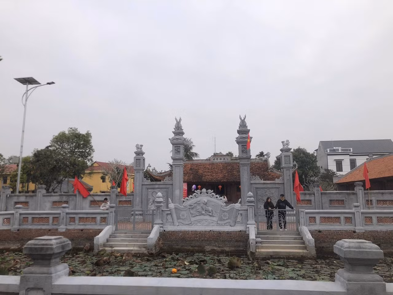 Đền thờ Nhà sử học Lê Văn Hưu xã Thiệu Trung, huyện Thiệu Hoá (Thanh Hoá). Đền thờ Nhà sử học Lê Văn Hưu xã Thiệu Trung, huyện Thiệu Hoá (Thanh Hoá).