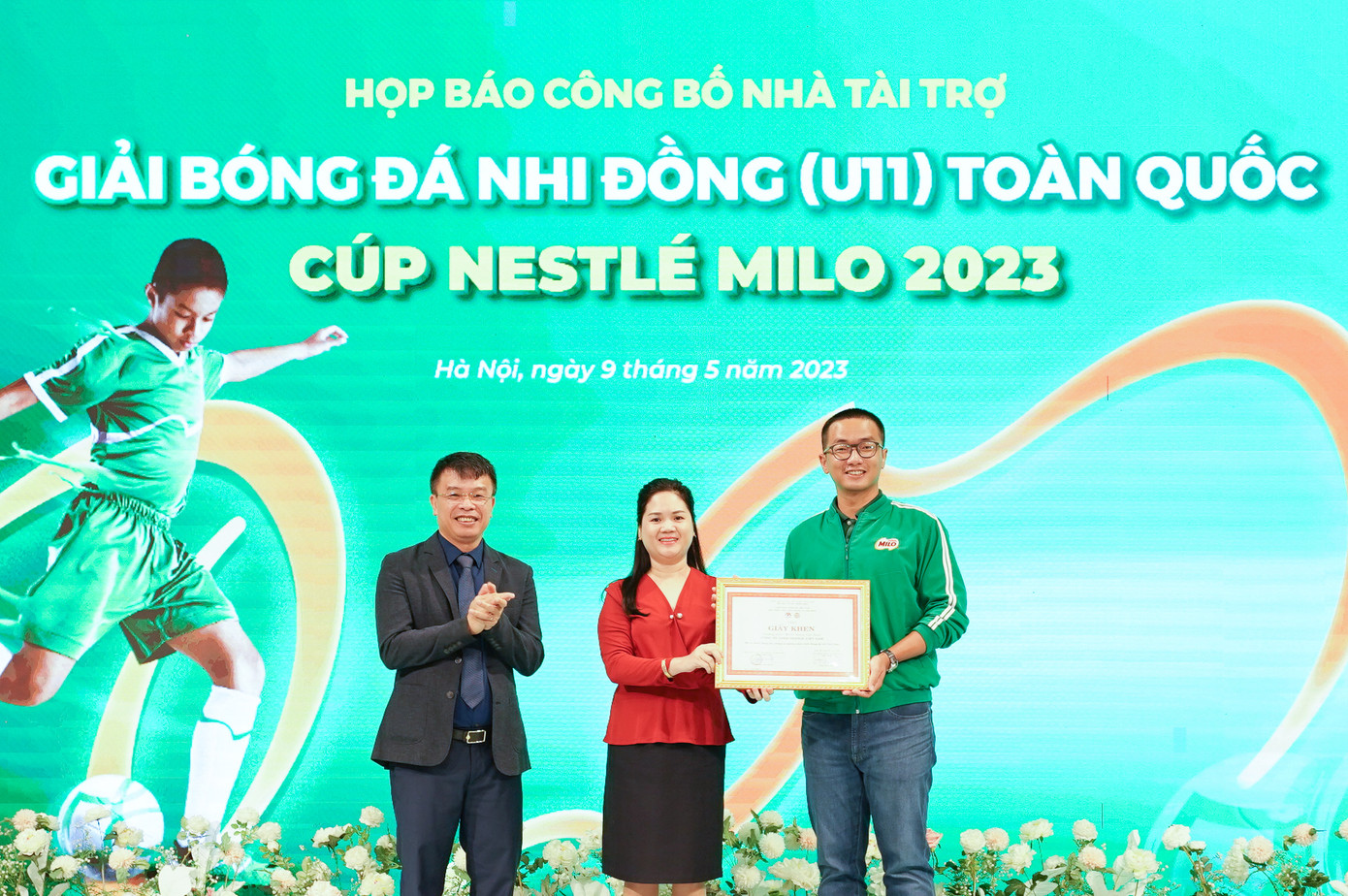 Tại Lễ họp báo, Nestlé Việt Nam đã vinh dự đón nhận bằng khen từ Liên đoàn Bóng đá Việt Nam cho chương trình Năng Động Việt Nam, ghi nhận những thành tích và đóng góp đối với sự nghiệp phát triển bóng đá trẻ Việt Nam trong suốt nhiều năm qua Tại Lễ họp báo, Nestlé Việt Nam đã vinh dự đón nhận bằng khen từ Liên đoàn Bóng đá Việt Nam cho chương trình Năng Động Việt Nam, ghi nhận những thành tích và đóng góp đối với sự nghiệp phát triển bóng đá trẻ Việt Nam trong suốt nhiều năm qua