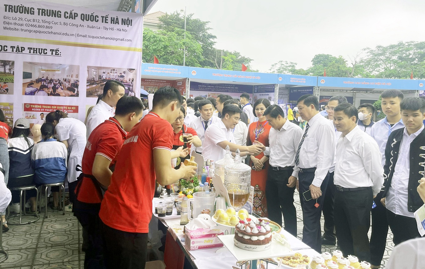 Lãnh đạo Sở LĐTB&amp;XH Hà Nội, quận Long Biên và Trung tâm Dịch vụ việc làm Hà Nội tham quan 1 số các đơn vị đào tạo.