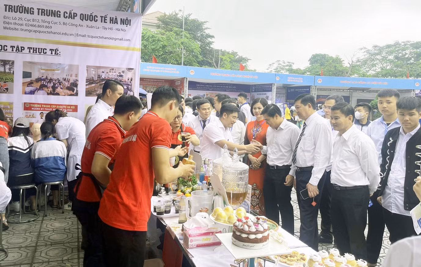 Lãnh đạo Sở LĐTB&amp;XH Hà Nội, quận Long Biên và Trung tâm Dịch vụ việc làm Hà Nội tham quan 1 số các đơn vị đào tạo.