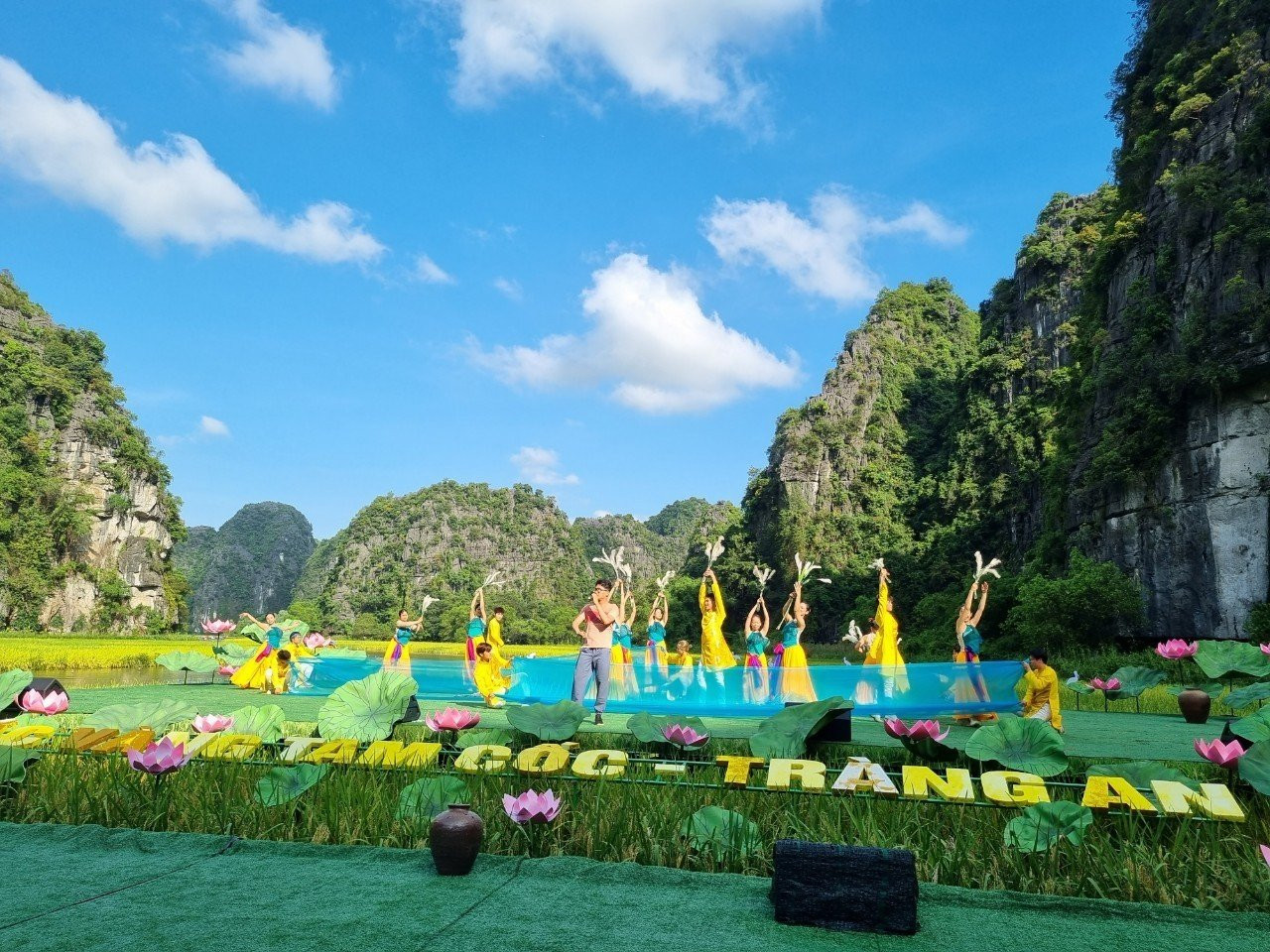 Hoạt động văn nghệ chào mừng Tuần Du lịch Ninh Bình với chủ đề “Sắc vàng Tam Cốc – Tràng An” năm 2023