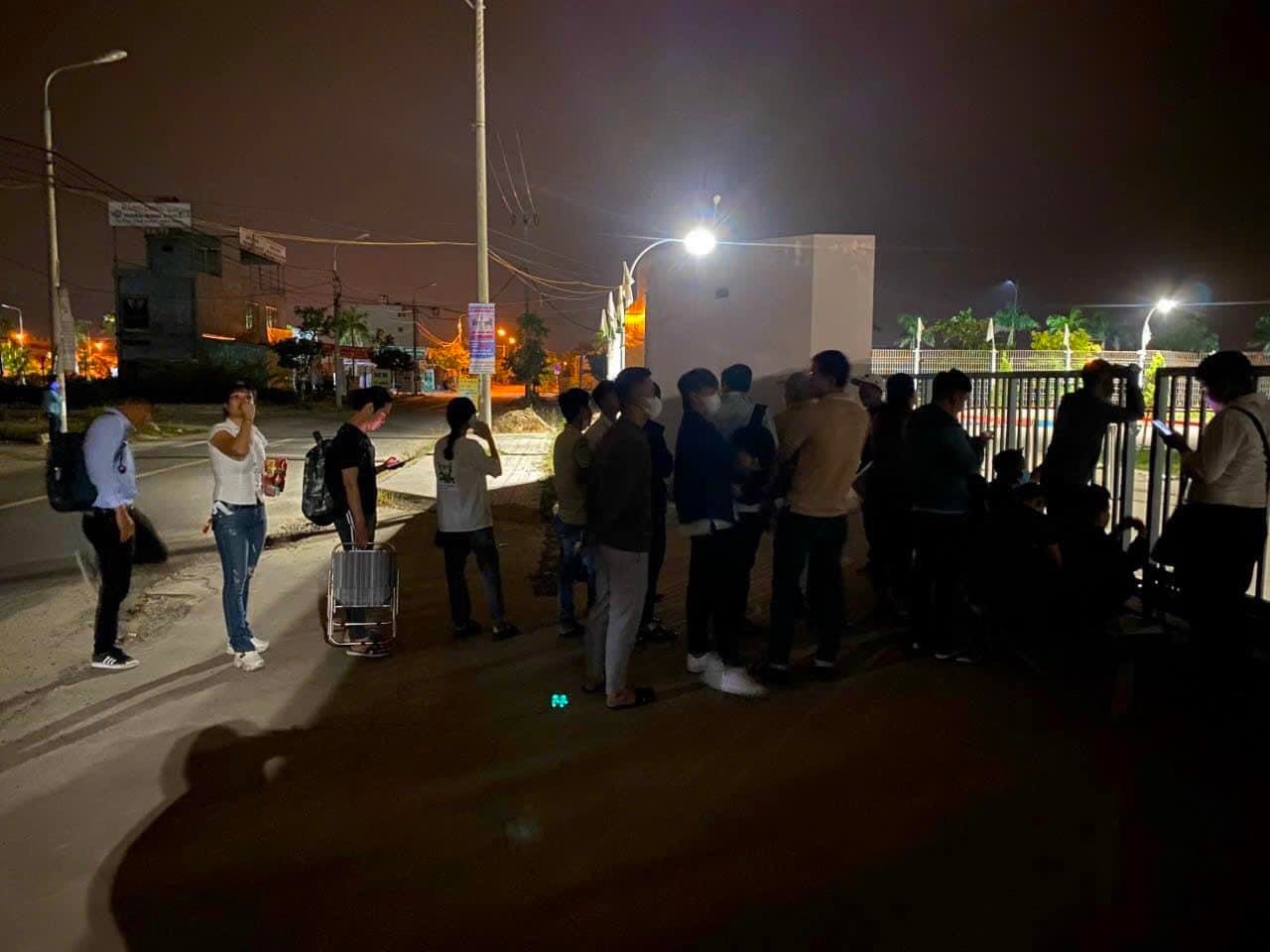 Người dân xếp hàng từ 04h00 để nộp hồ sơ mua NOXH