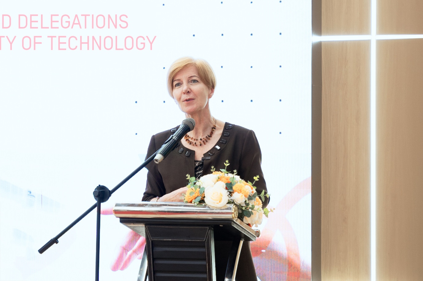 Giáo sư Pascale Quester chia sẻ với sinh viên Swinburne Việt Nam