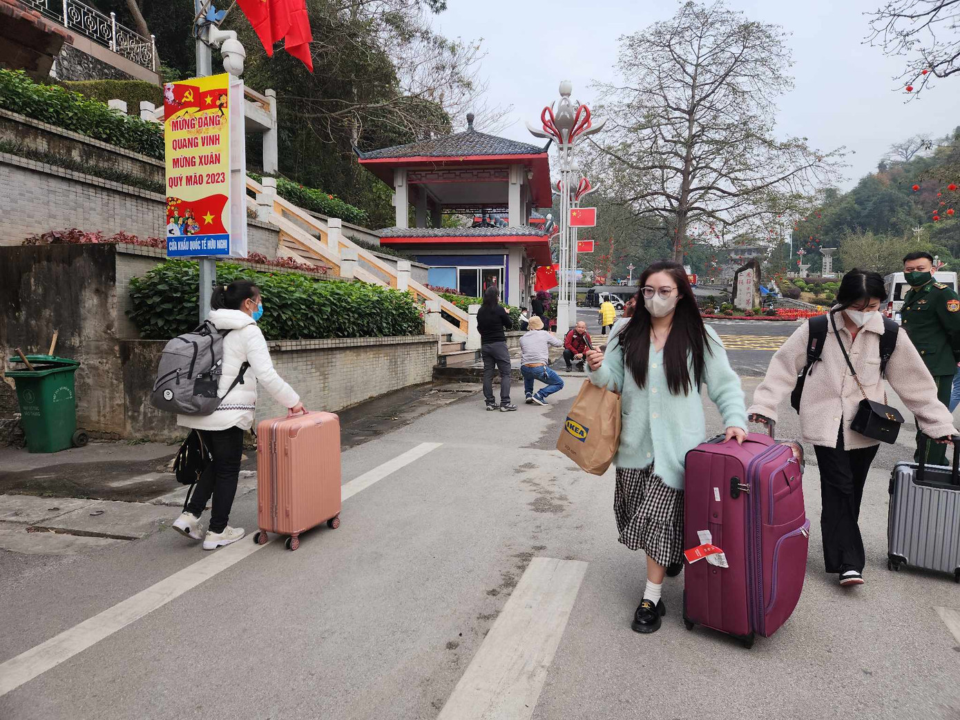 Du khách qua biên giới Lạng Sơn thăm thân, tìm cơ hội đầu tư .Ảnh: Duy Chiến