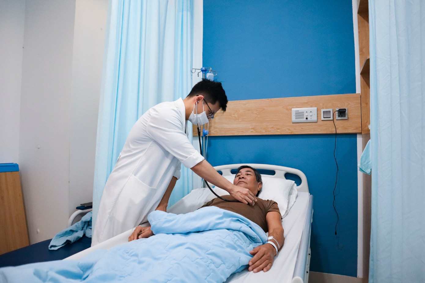 ThS.BS. Thái Bình Dương thăm khám cho bệnh nhân