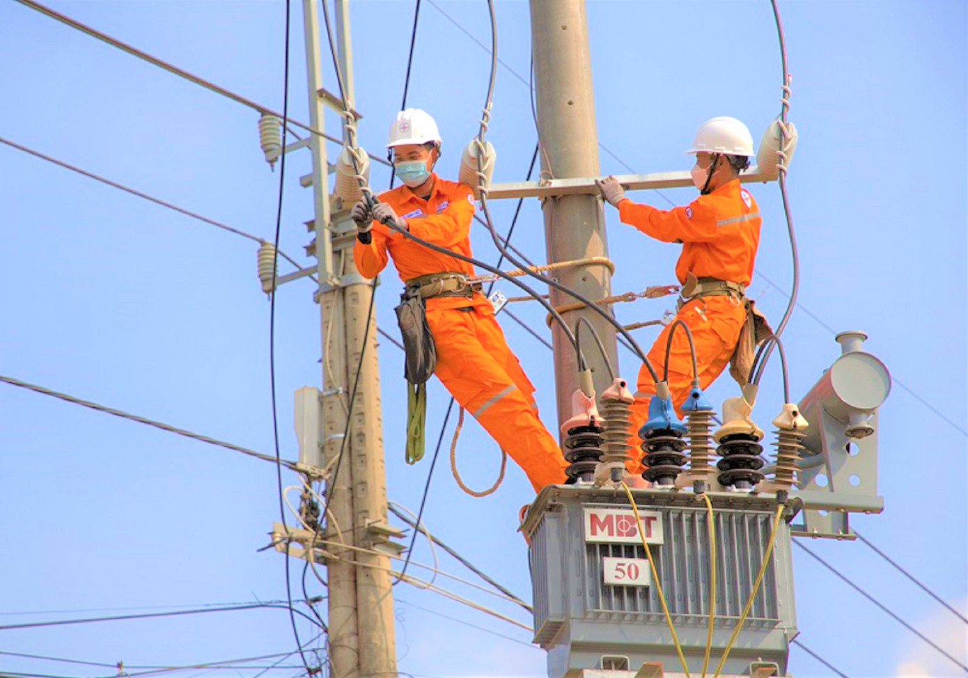 Công nhân PC Đắk Nông thay máy biến áp chống quá tải đảm bảo cung cấp điện mùa khô