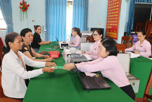 Người nghèo và các đối tượng chính sách ở Phú Yên làm thủ tục, nhận vốn vay ngay tại Điểm giao dịch xã