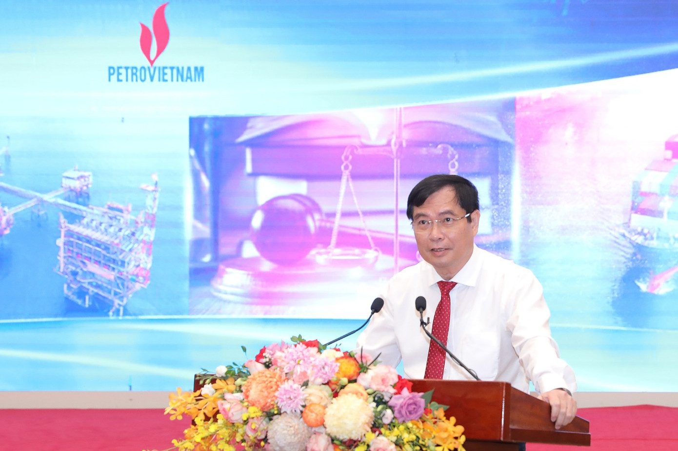 Phó Trưởng ban Ban Tuyên giáo Trung ương Phan Xuân Thủy phát biểu kết luận hội thảo. Phó Trưởng ban Ban Tuyên giáo Trung ương Phan Xuân Thủy phát biểu kết luận hội thảo.