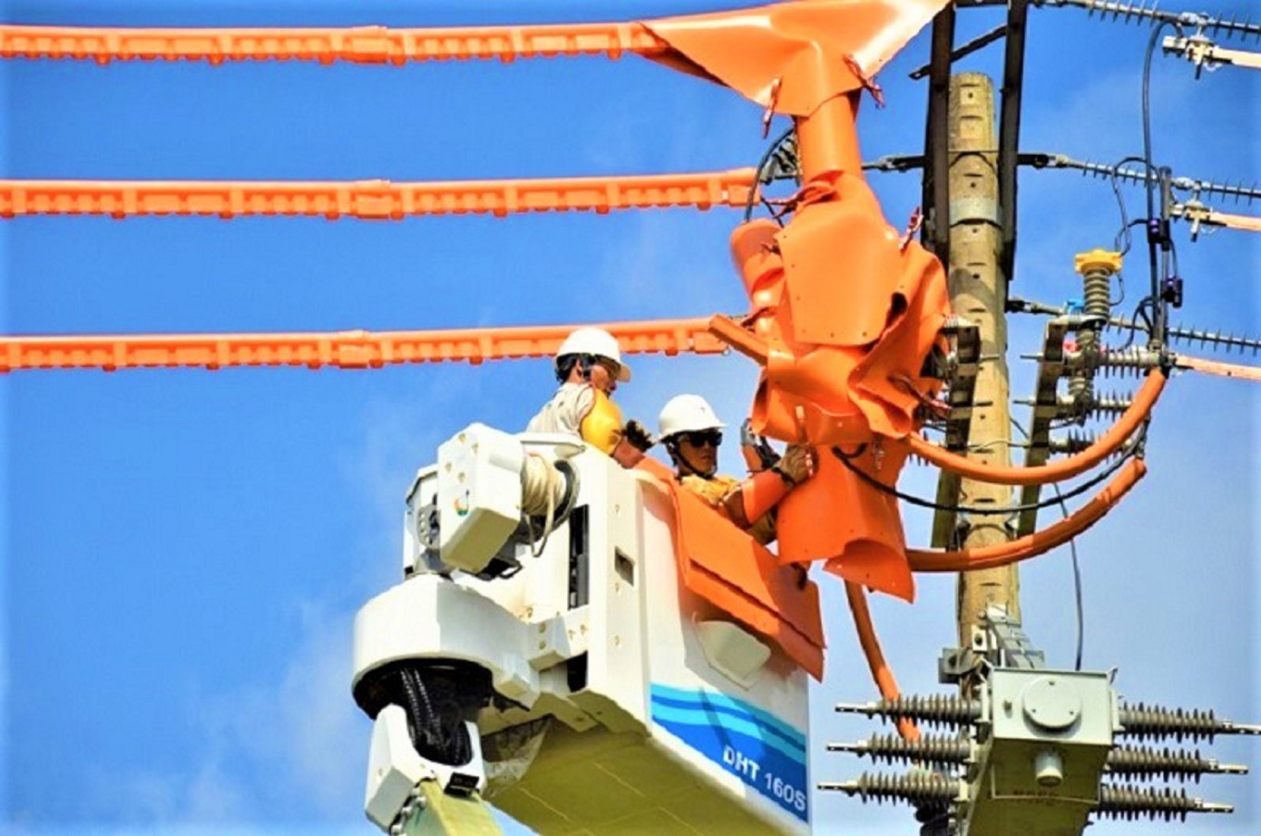 PC Đắk Nông áp dụng công nghệ sửa chữa điện nóng, hạn chế tối đa gián đoạn cung cấp điện