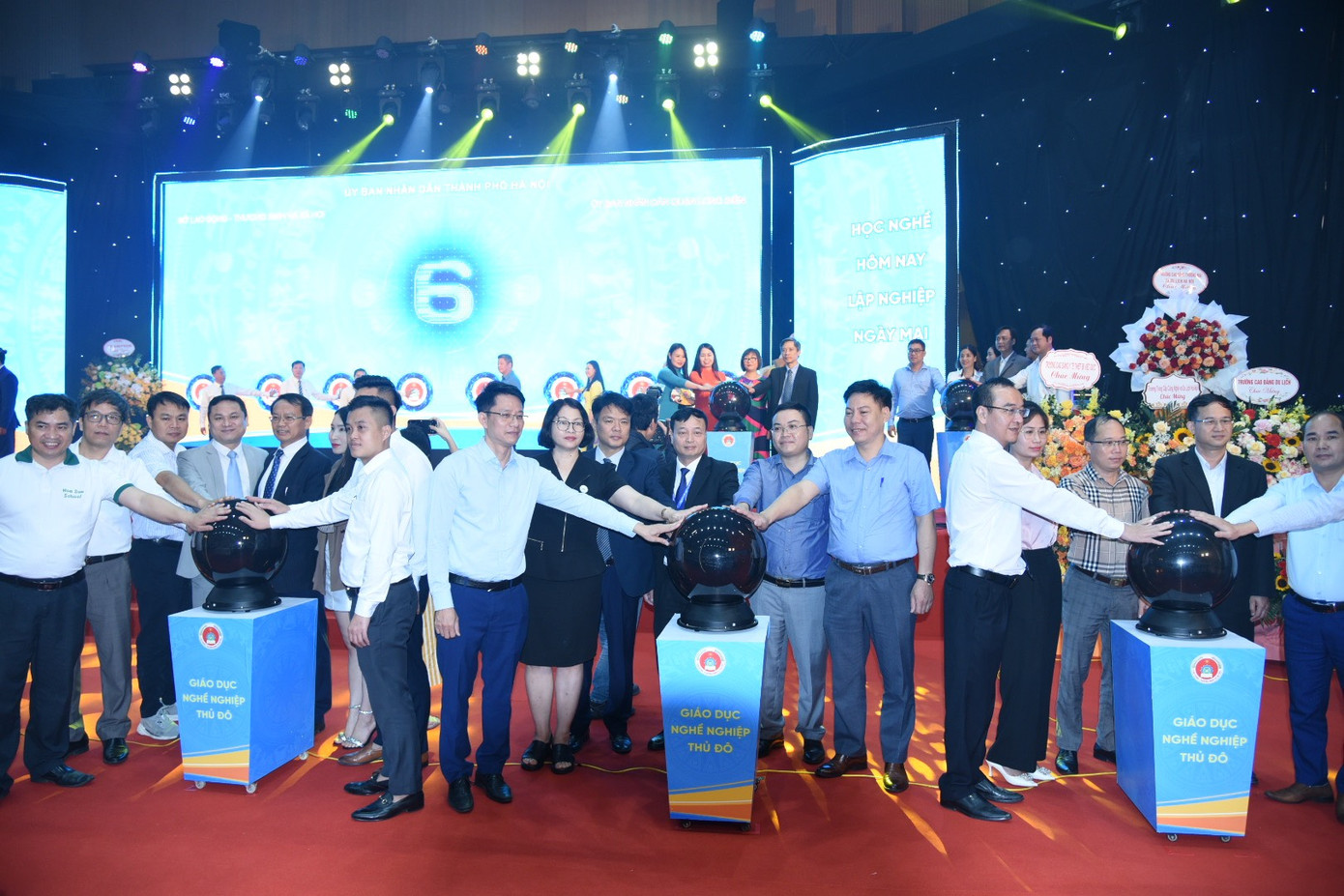 Lãnh đạo UBND TP Hà Nội, Sở LĐTB&amp;XH Hà Nội bấm nút khai mạc Ngày hội; các cơ sở giáo dục nghề nghiệp ký kết hợp tác với doanh nghiệp.