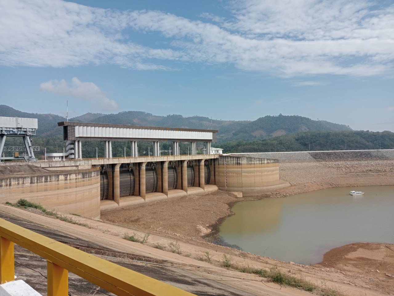 Nhiều hồ thủy điện cạn nước, ở mực nước chết và không thể phát điện