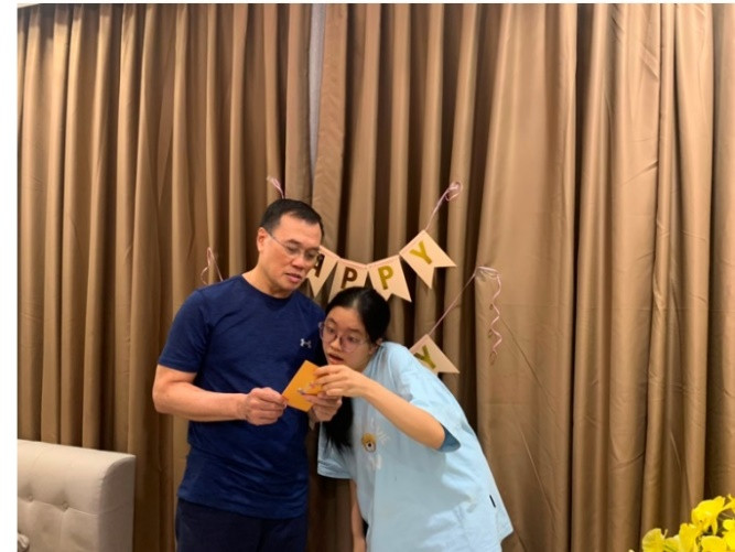 Tú Vy và thầy Ernest Wong