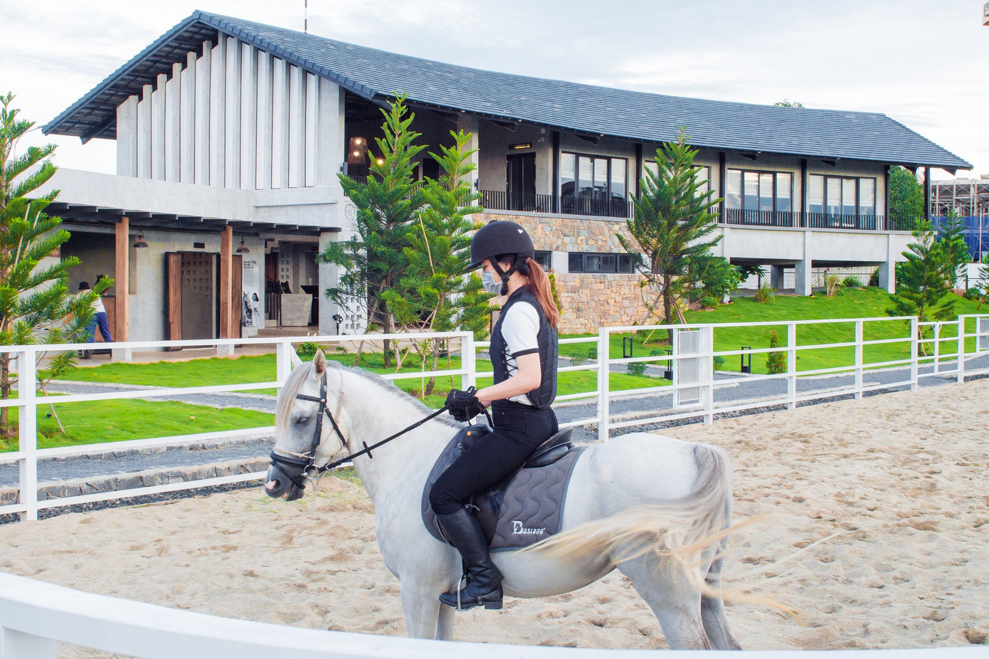 Luyện tập cưỡi ngựa Ả Rập là đặc quyền dành cho chủ nhân Thành phố Cà phê, lần đầu tiên có trong tiện ích sống ở một khu đô thị tại Việt Nam.