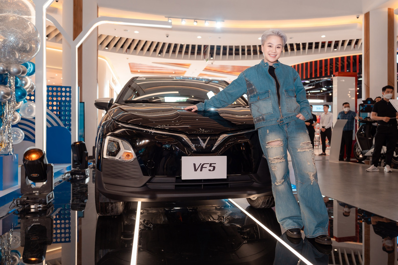 VF 5 Plus chinh phục các bạn trẻ như Bảo Hân nhờ thiết kế nhỏ gọn, linh hoạt khi di chuyển, màu sắc đa dạng, giúp chủ nhân tự tin thể hiện gu thẩm mỹ đầy cá tính.