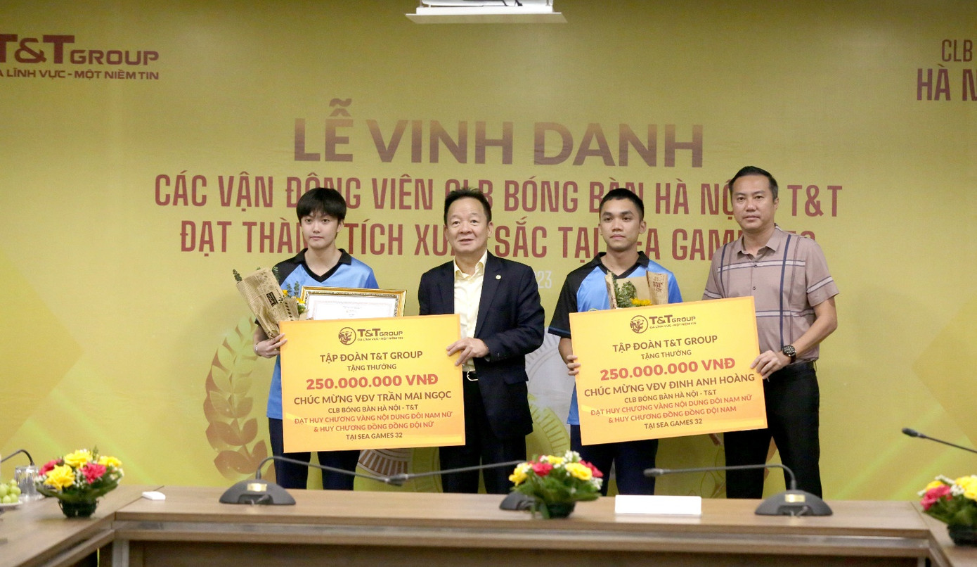 Doanh nhân Đỗ Quang Hiển trao thưởng cho các vận động viên CLB bóng bàn Hà Nội T&T đạt thành tích xuất sắc tại SEA Games 32 Doanh nhân Đỗ Quang Hiển trao thưởng cho các vận động viên CLB bóng bàn Hà Nội T&T đạt thành tích xuất sắc tại SEA Games 32