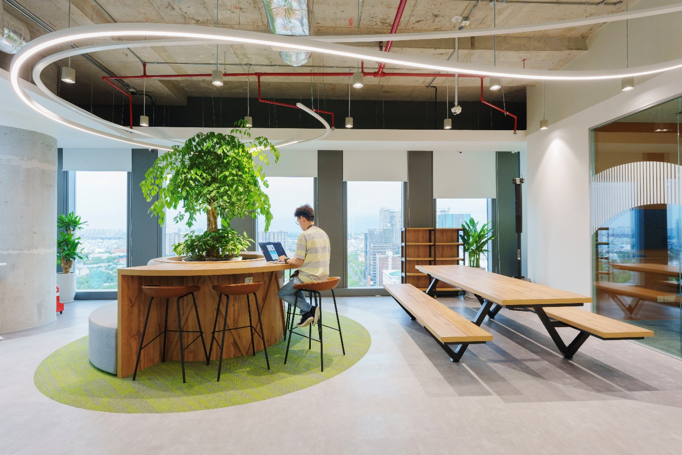 Văn phòng tại Quận 7 có thiết kế hiện đại với nhiều mảng xanh giúp nhân viên có được môi trường làm việc thoải mái, tiện nghi.