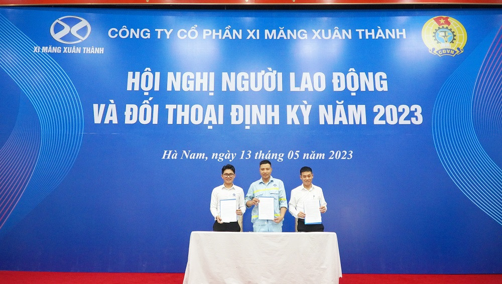 Đại diện lãnh đạo các phòng ban, đơn vị trong công ty ký cam kết thực hiện văn hóa an toàn lao động năm 2023. Đại diện lãnh đạo các phòng ban, đơn vị trong công ty ký cam kết thực hiện văn hóa an toàn lao động năm 2023.