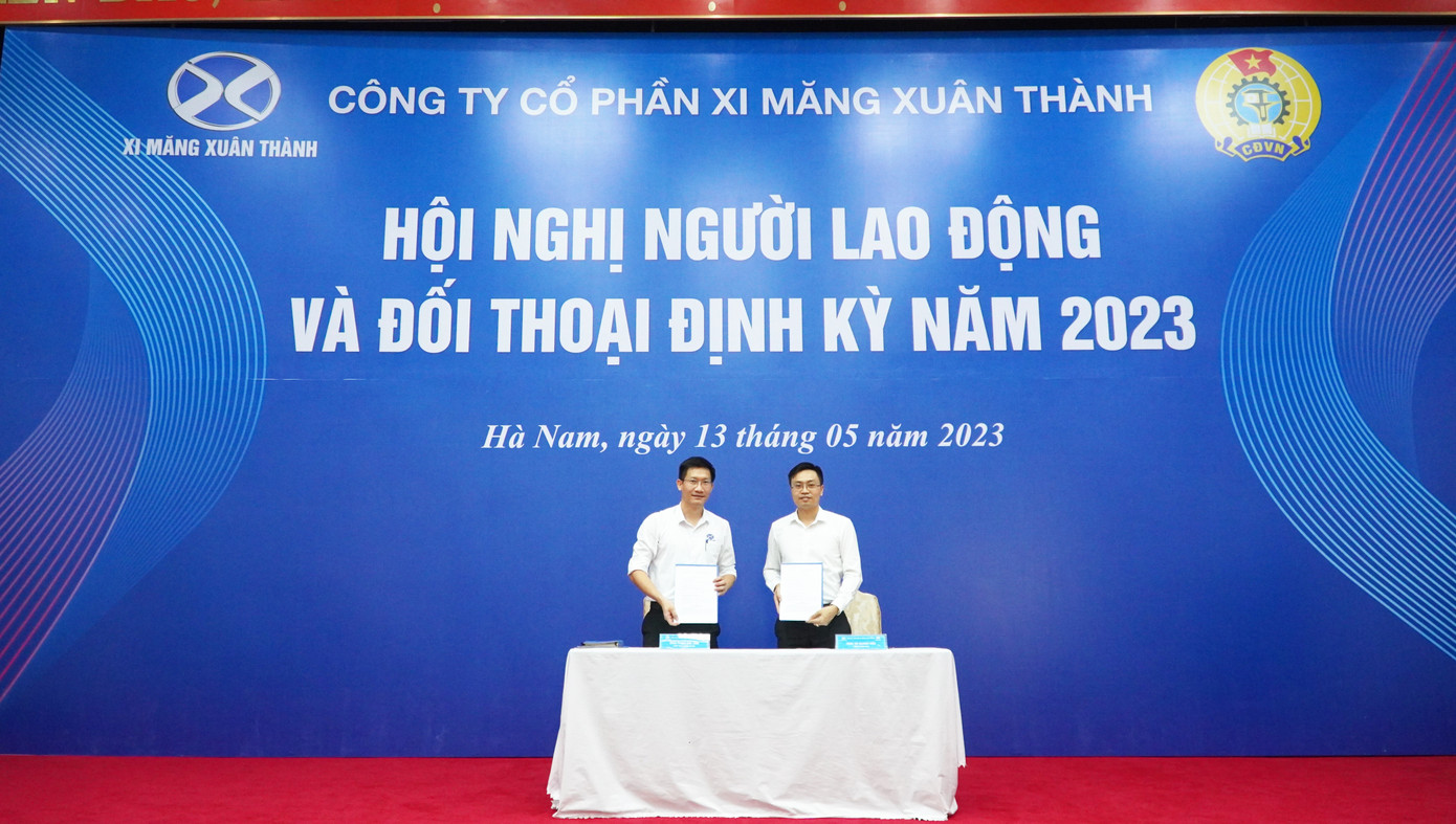 Ông Vũ Quang Bắc- Tổng giám đốc và ông Phạm Văn Tiến- Chủ tịch Công đoàn công ty ký thỏa ước lao động tập thể năm 2023 Ông Vũ Quang Bắc- Tổng giám đốc và ông Phạm Văn Tiến- Chủ tịch Công đoàn công ty ký thỏa ước lao động tập thể năm 2023