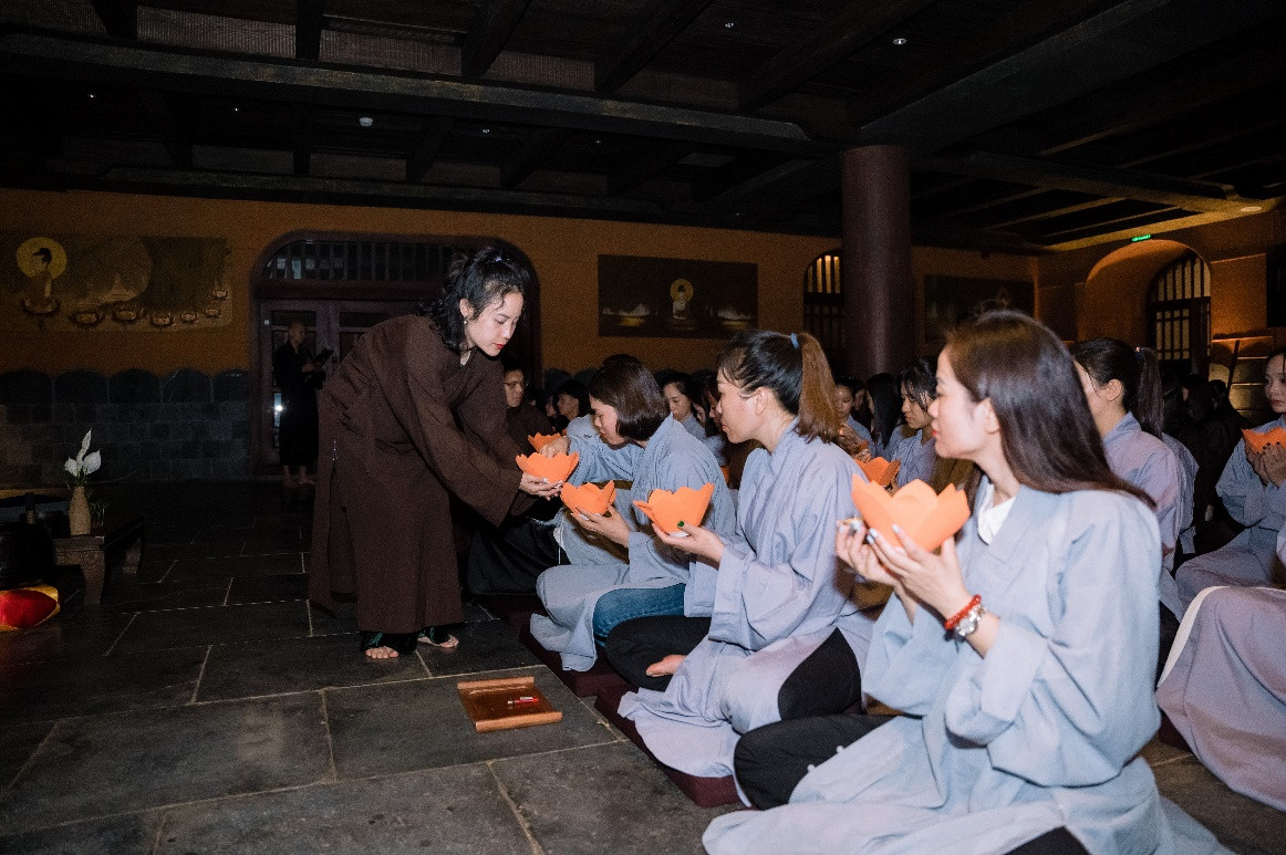 CEO Nguyễn Thị Ánh cùng Qúy đại lý thực hiện nghi thức thắp nến trong “Thiền hoa đăng”