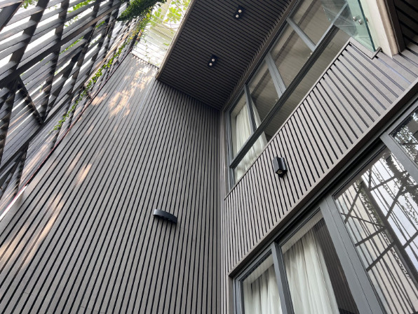 Gỗ nhựa ngoài trời luôn bền màu.