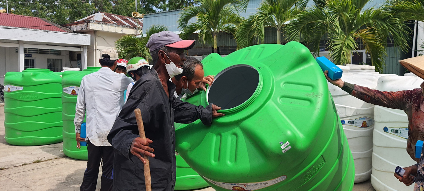 Ông Giang Thương Cừu xúc động nhận chiếc bồn nhựa Plasman từ Tập đoàn Tân Á Đại Thành. Ảnh: Tân Á Đại Thành. Ông Giang Thương Cừu xúc động nhận chiếc bồn nhựa Plasman từ Tập đoàn Tân Á Đại Thành. Ảnh: Tân Á Đại Thành.